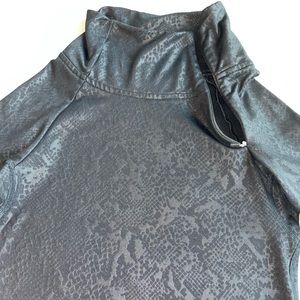 Nike Pro Warm Embossed Heights Vixen
Mock Neck Half Zip Pullover Black Size XS